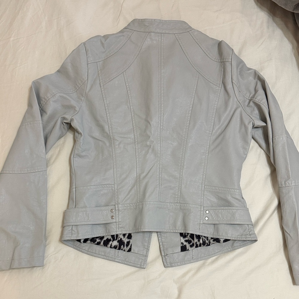 Chic Light Gray Leather Jacket - image 6